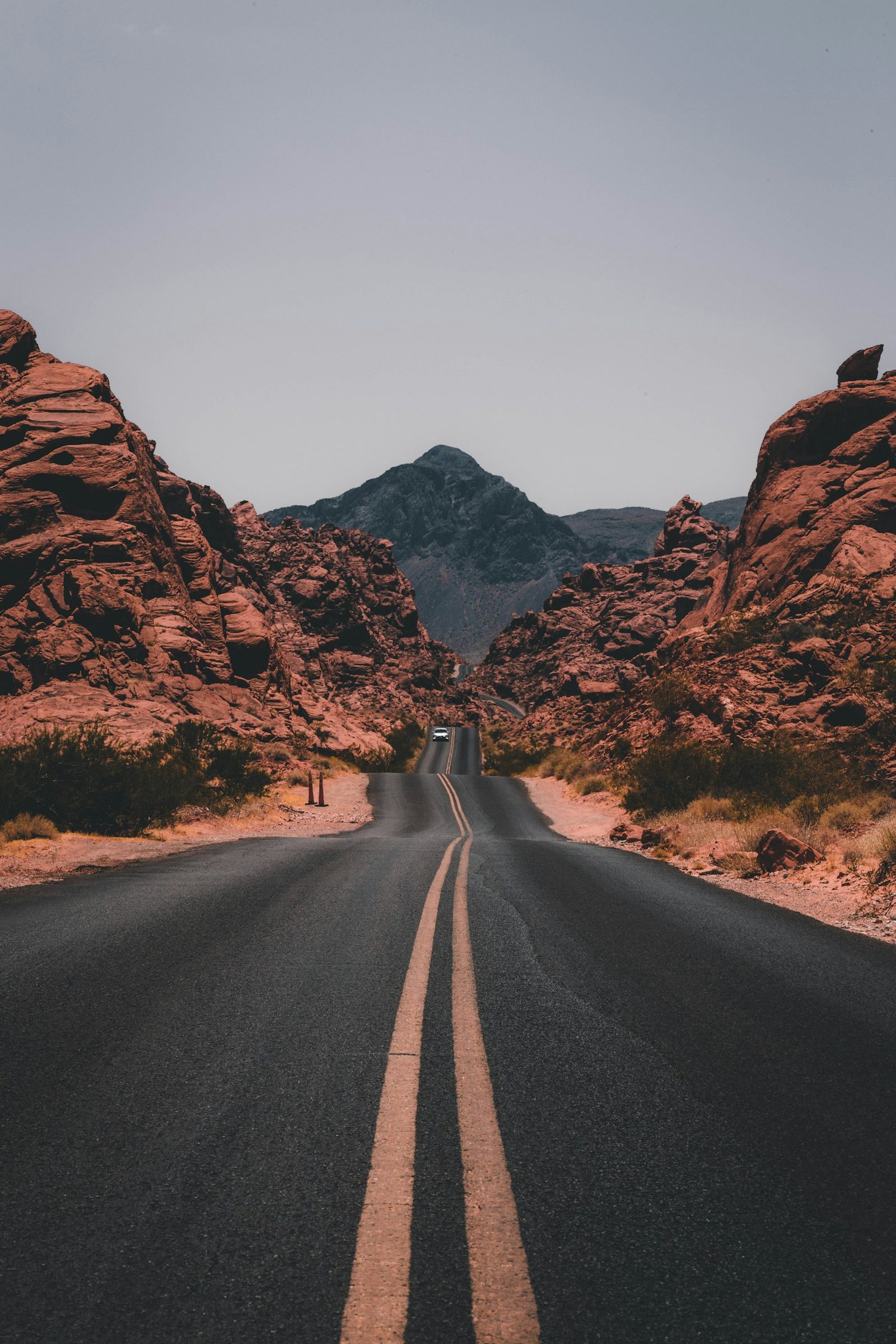 通往远方的公路与山谷